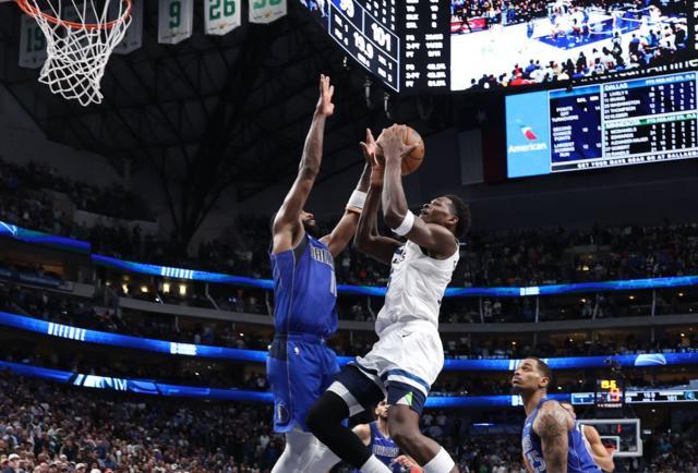 1735206375848052972.jpg 华体会体育-小时候的梦想!爱德华兹圆梦圣诞大战:赢球更爽