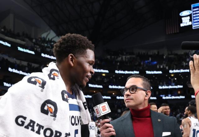 1735206386014009618.jpg 华体会体育-小时候的梦想!爱德华兹圆梦圣诞大战:赢球更爽