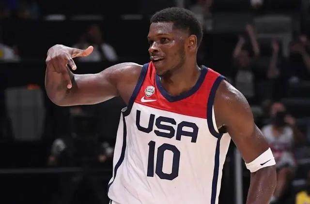 华体会官方-无解表现获詹姆斯盛赞 爱德华兹已成美国男篮头牌